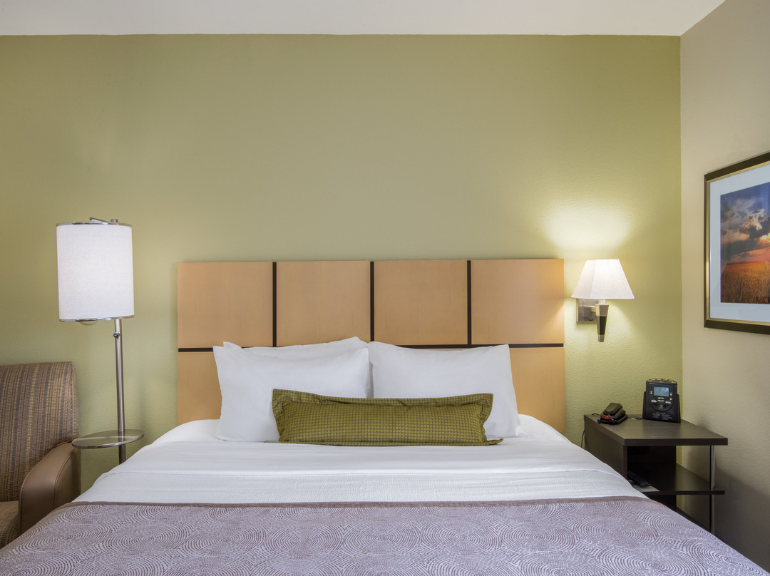 杰斐逊城烛木套房酒店主图