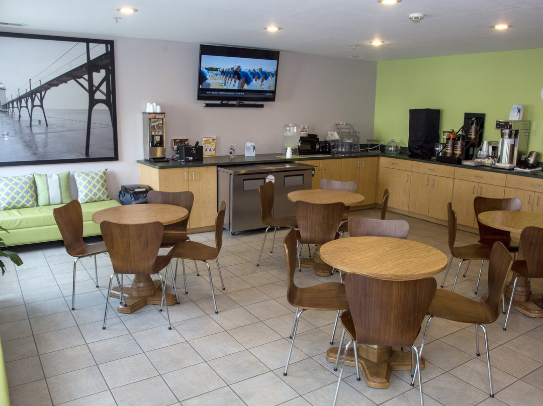 Super 8 by Wyndham Manistee主图