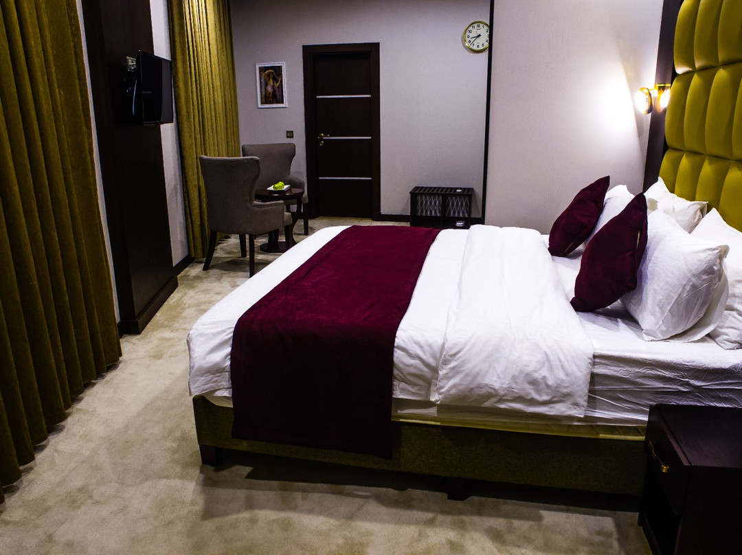 Paris Plaza Hotel主图