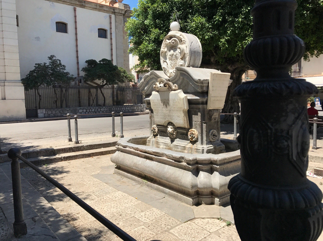Fontana degli Otto Cannoli景点图片