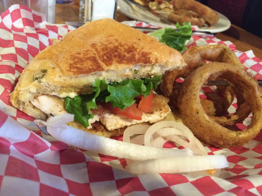 Edom餐馆和美食-Moore's Store