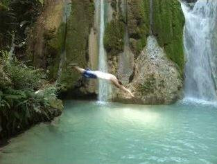 Tesbatan Waterfall景点图片