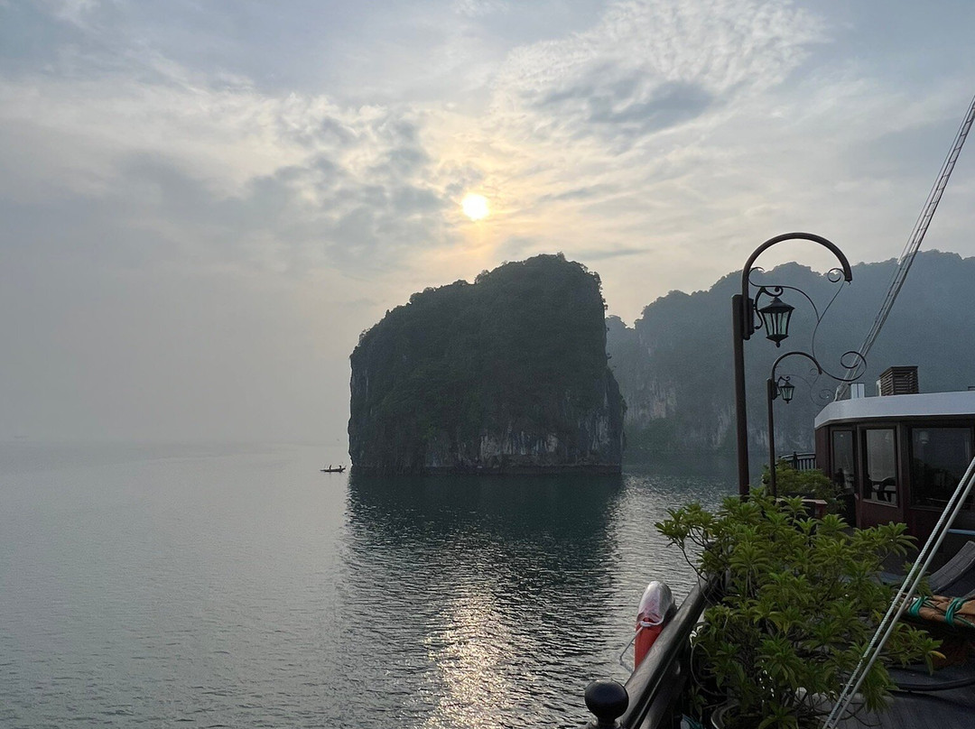 Emperor Cruises Legacy Halong-下龙湾必去景点