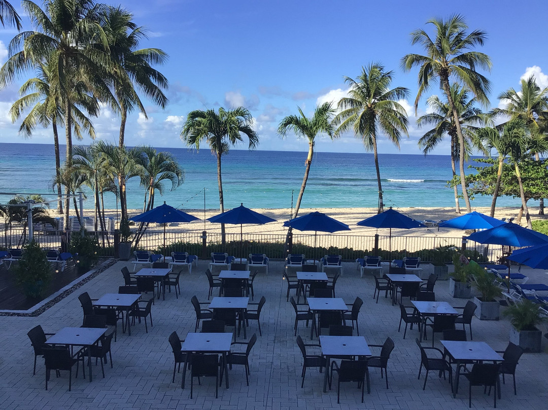 Coconut Court Beach Hotel主图