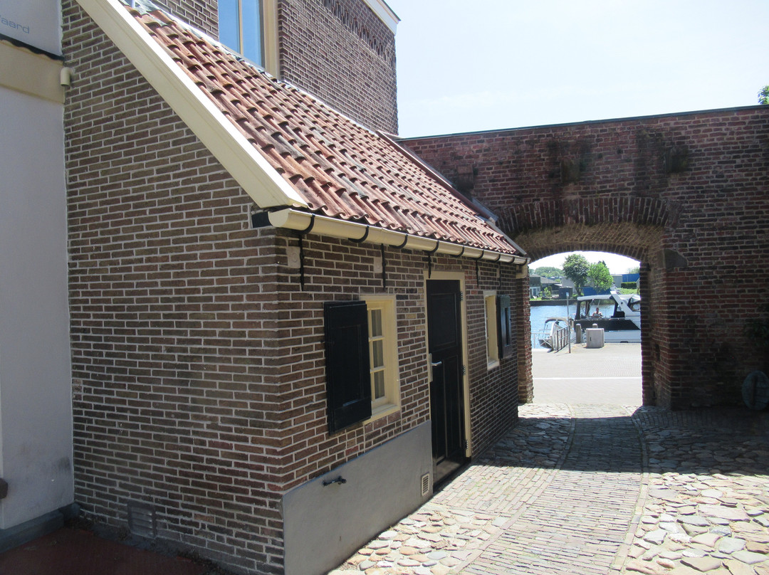 Vis- Of Waterpoort (14e Eeuw)