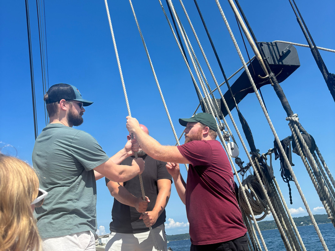Schooner Manitou - Day Tours-特拉弗斯城必去景点