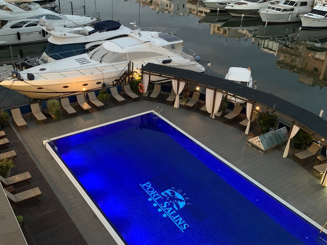 萨林斯港酒店主图