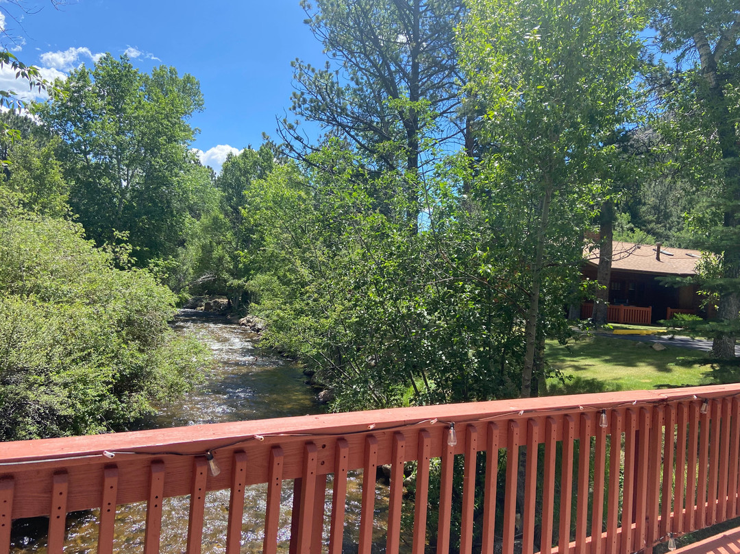 Streamside on Fall River主图