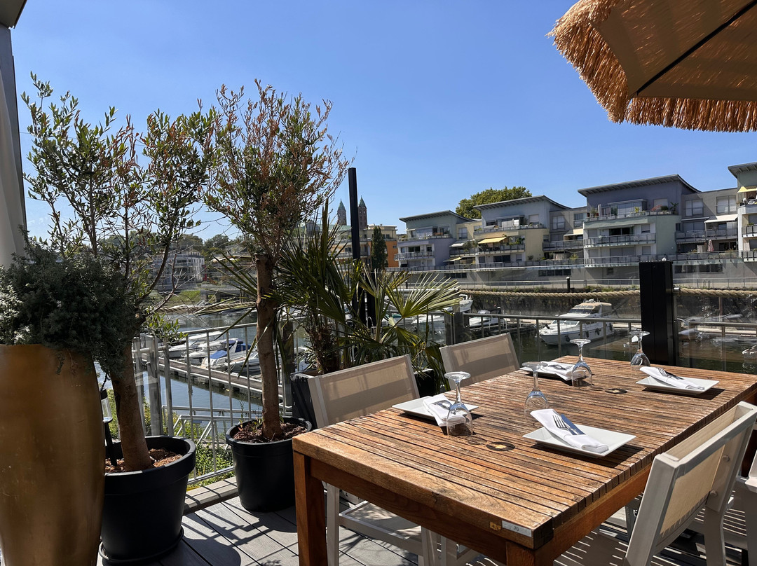 Donello Am Yachthafen