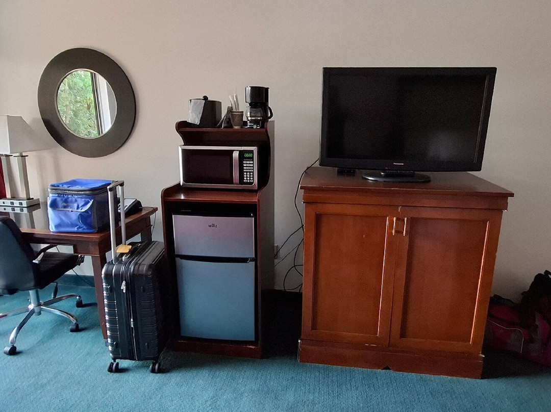 Oyster Bay Inn & Suites主图