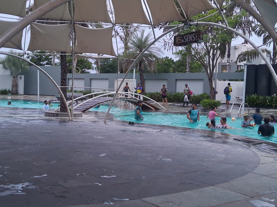 The Emerald Club主图