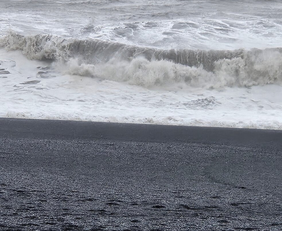 Black Sand Beach-维切克岛必去景点