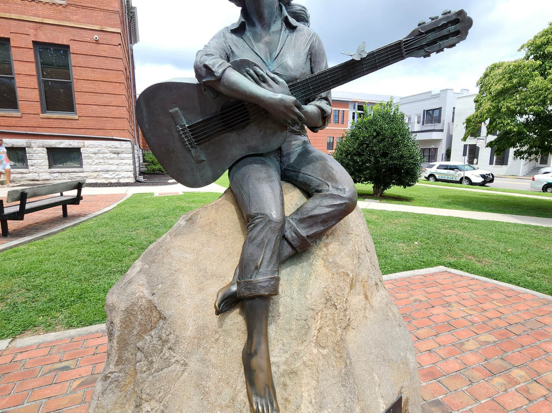 Dolly Parton Statue-塞维尔维尔必去景点