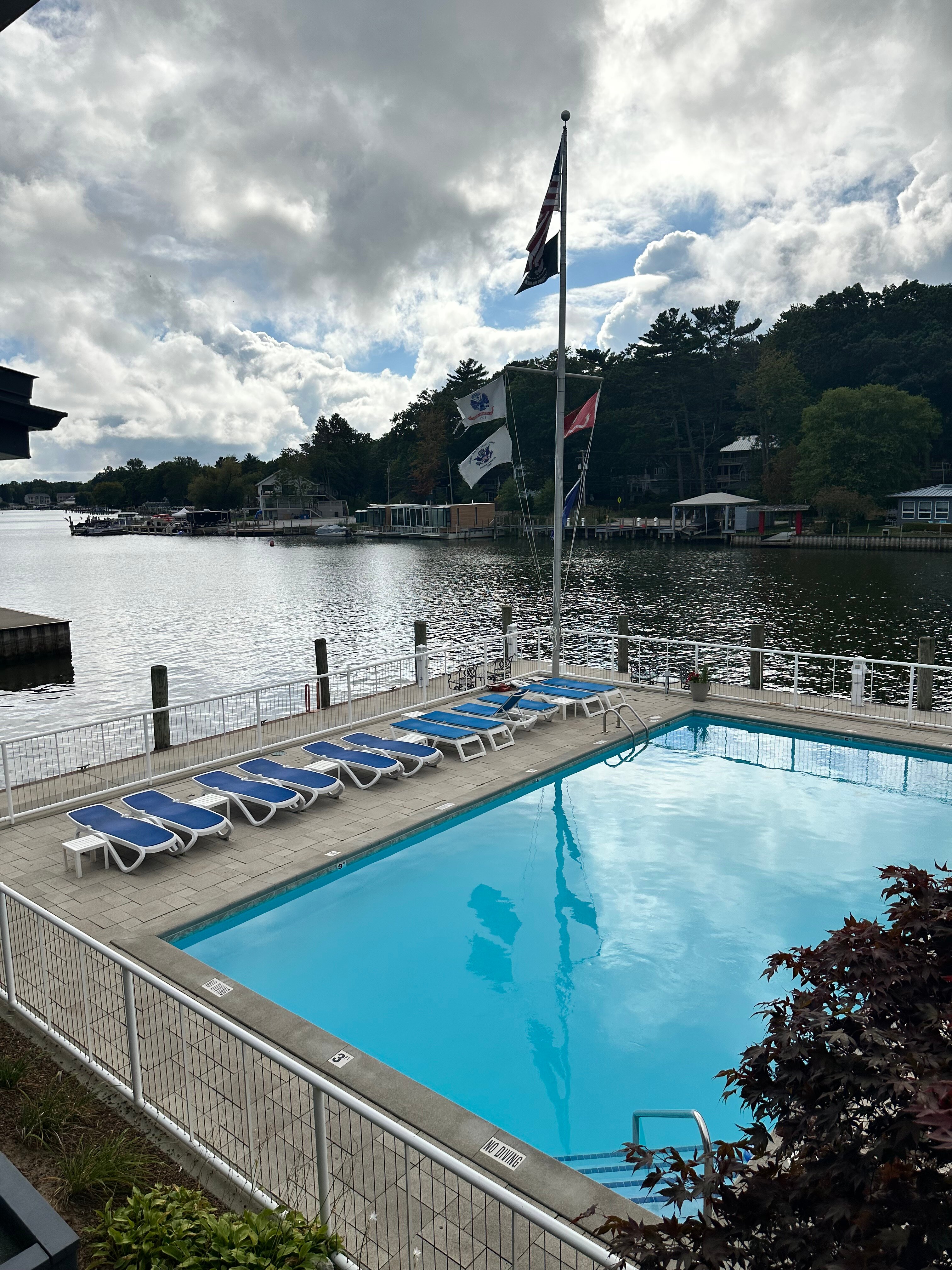 Ship-N-Shore Hotel-泳池