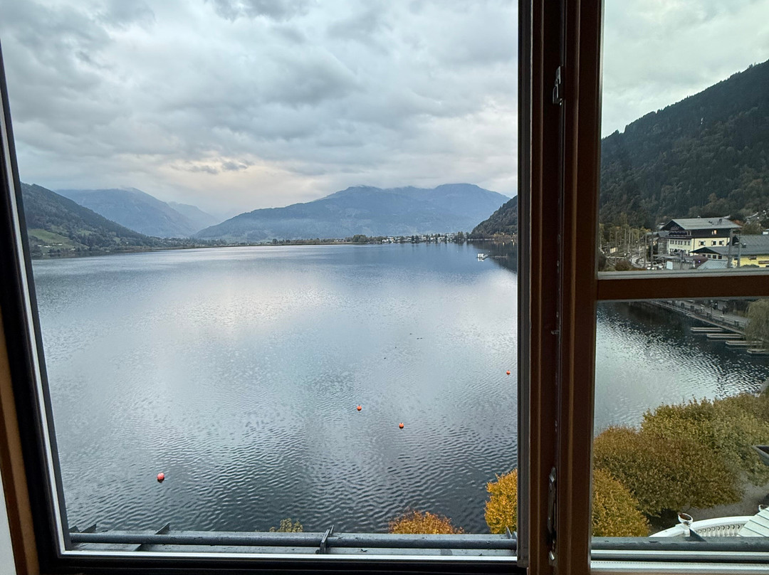 策尔湖畔大酒店主图