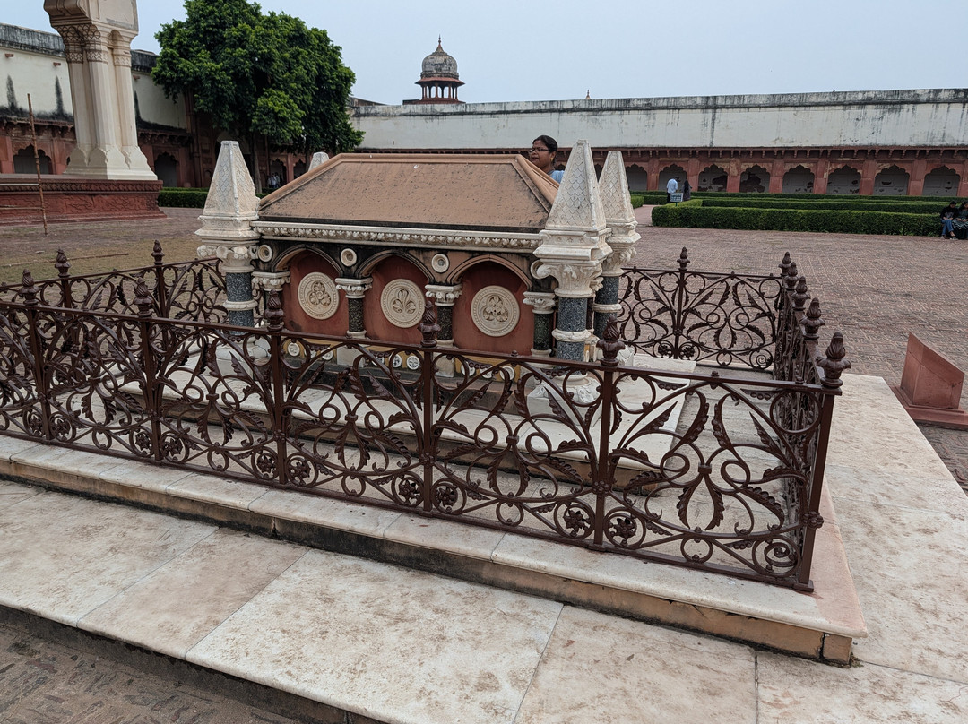 Tomb Of John Russell Colvin-阿格拉必去景点