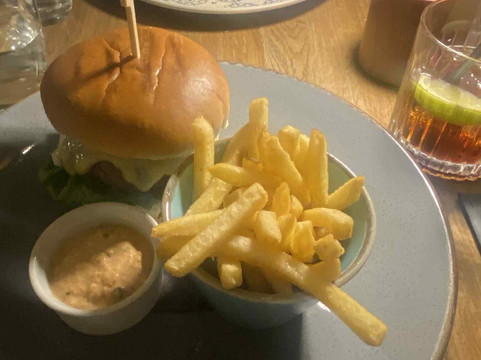 The Dewdrop Inn主图