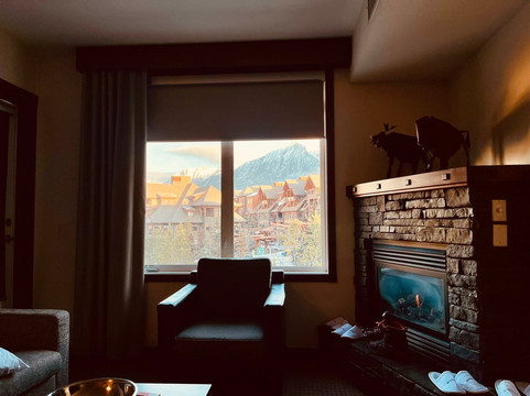 鹰冠山林小屋酒店主图