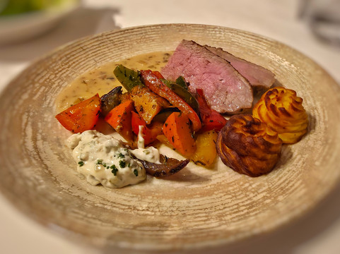 勒百斯泉采尔酒店主图