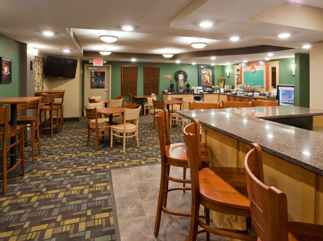 Barnesville酒店住宿-AmericInn by Wyndham Hawley