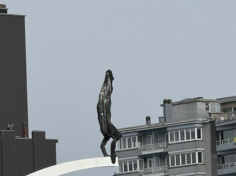 Le plongeur et son arc-列日必去景点