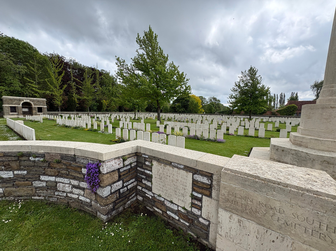 Menin Road South Military Cemetery-伊普尔必去景点