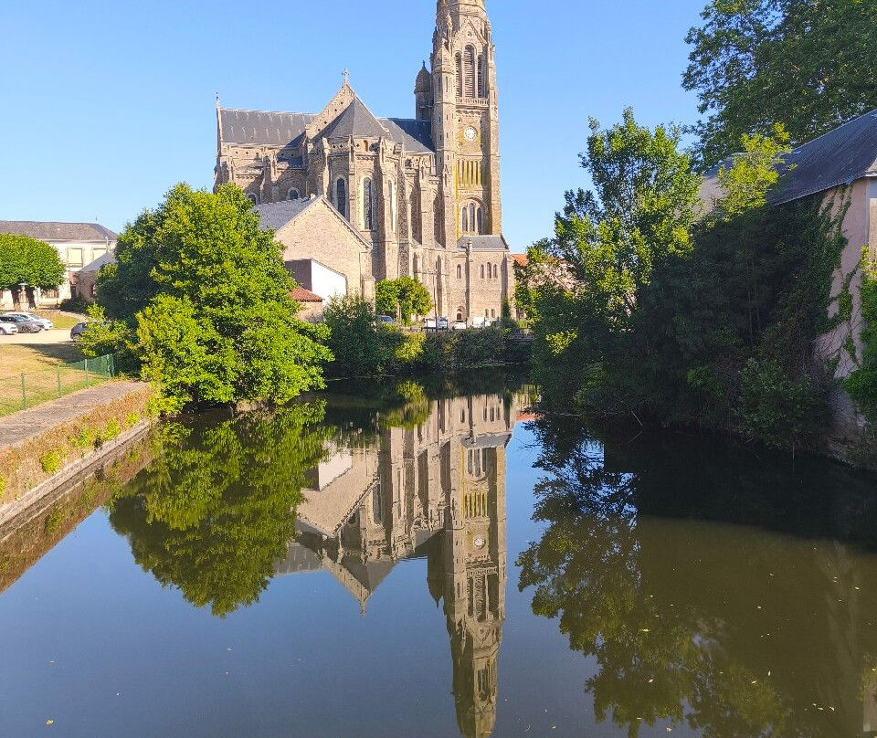 Basilique Saint Louis Marie Grignion de Montfort-Saint-Laurent-sur-Sevre必去景点