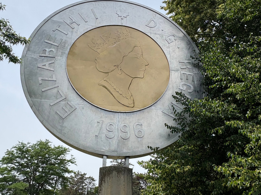 Toonie Monument-Campbellford必去景点