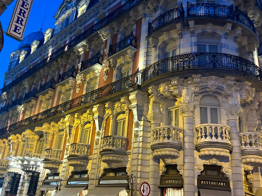 现代大酒店主图