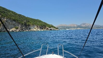 Dolphin Boat Rentals-利姆尼科利必去景点