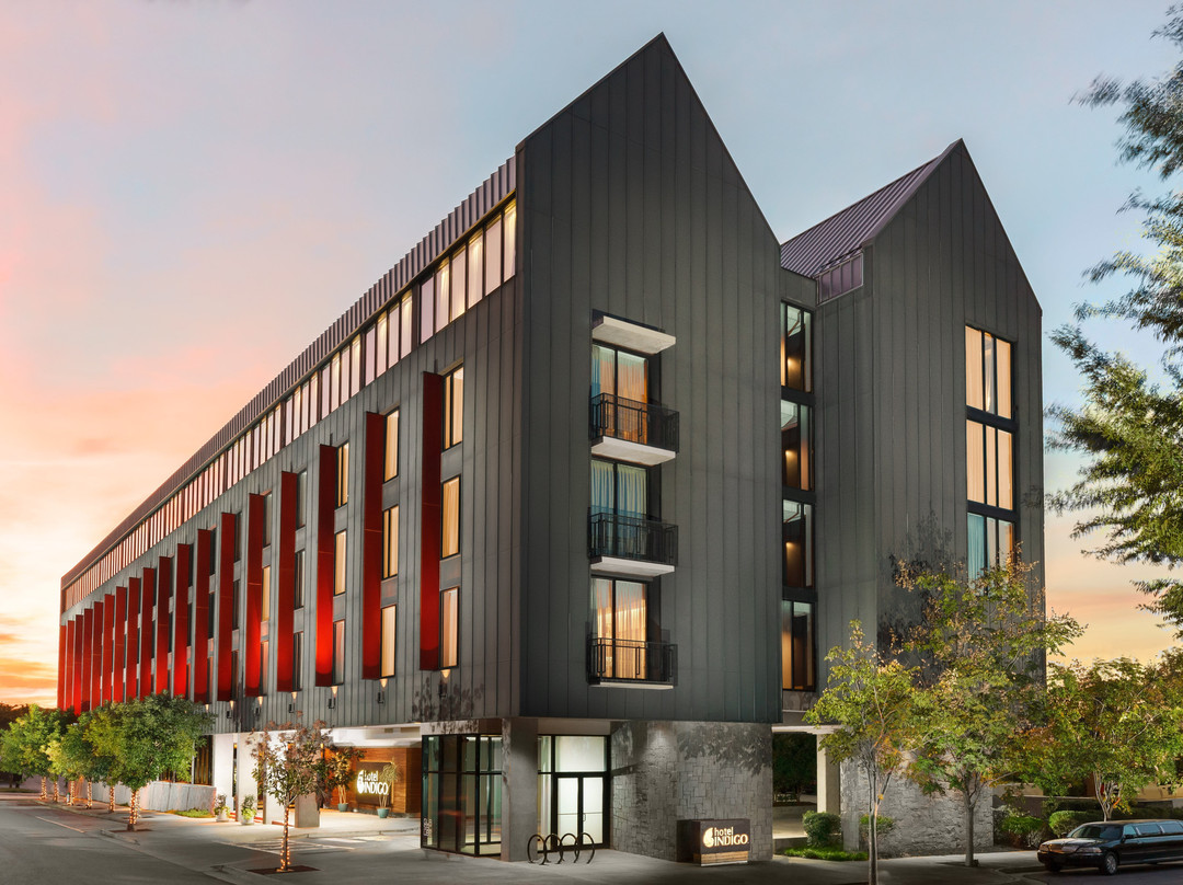 阿森斯大学区靛蓝酒店主图