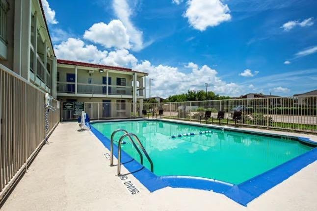 Days Inn & Suites by Wyndham Texas City