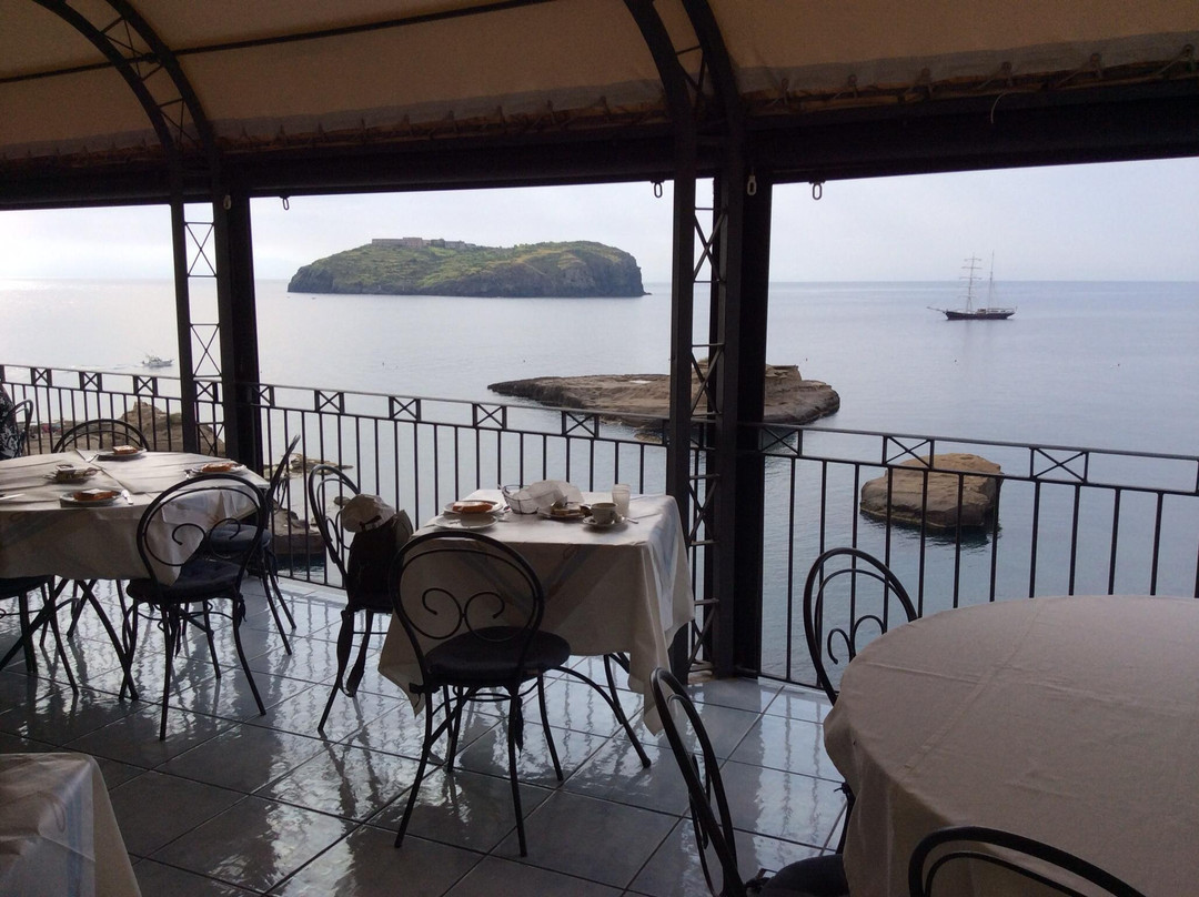 Ventotene酒店住宿-Hotel Mezzatorre