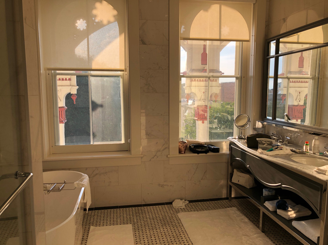 The Adelphi Hotel主图