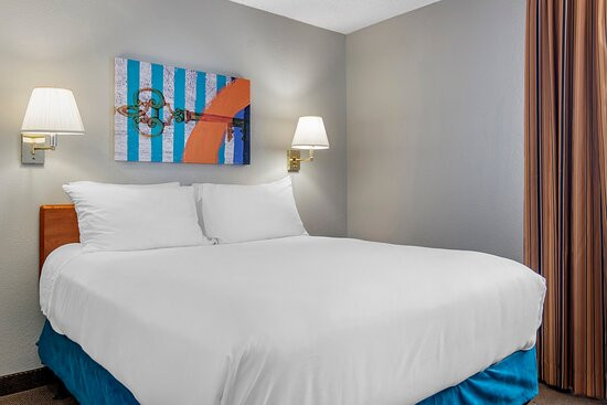 恩波里亚烛木套房酒店主图