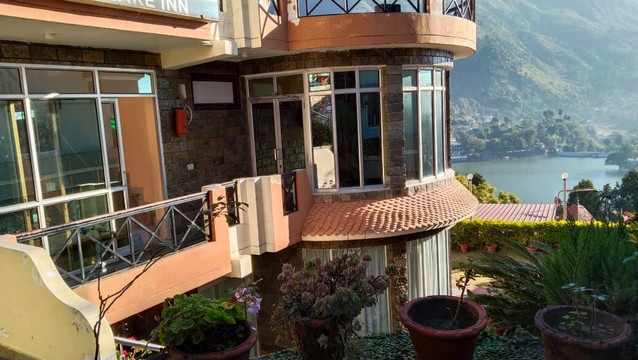 豪华湖景酒店主图