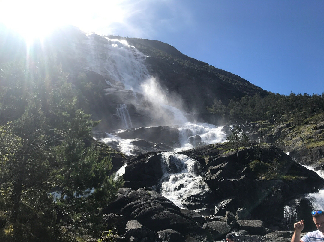 Langfoss Waterfall景点图片