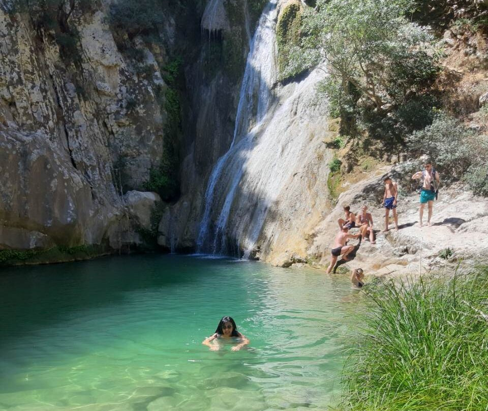 Polylimnio Waterfall-Charavgi必去景点