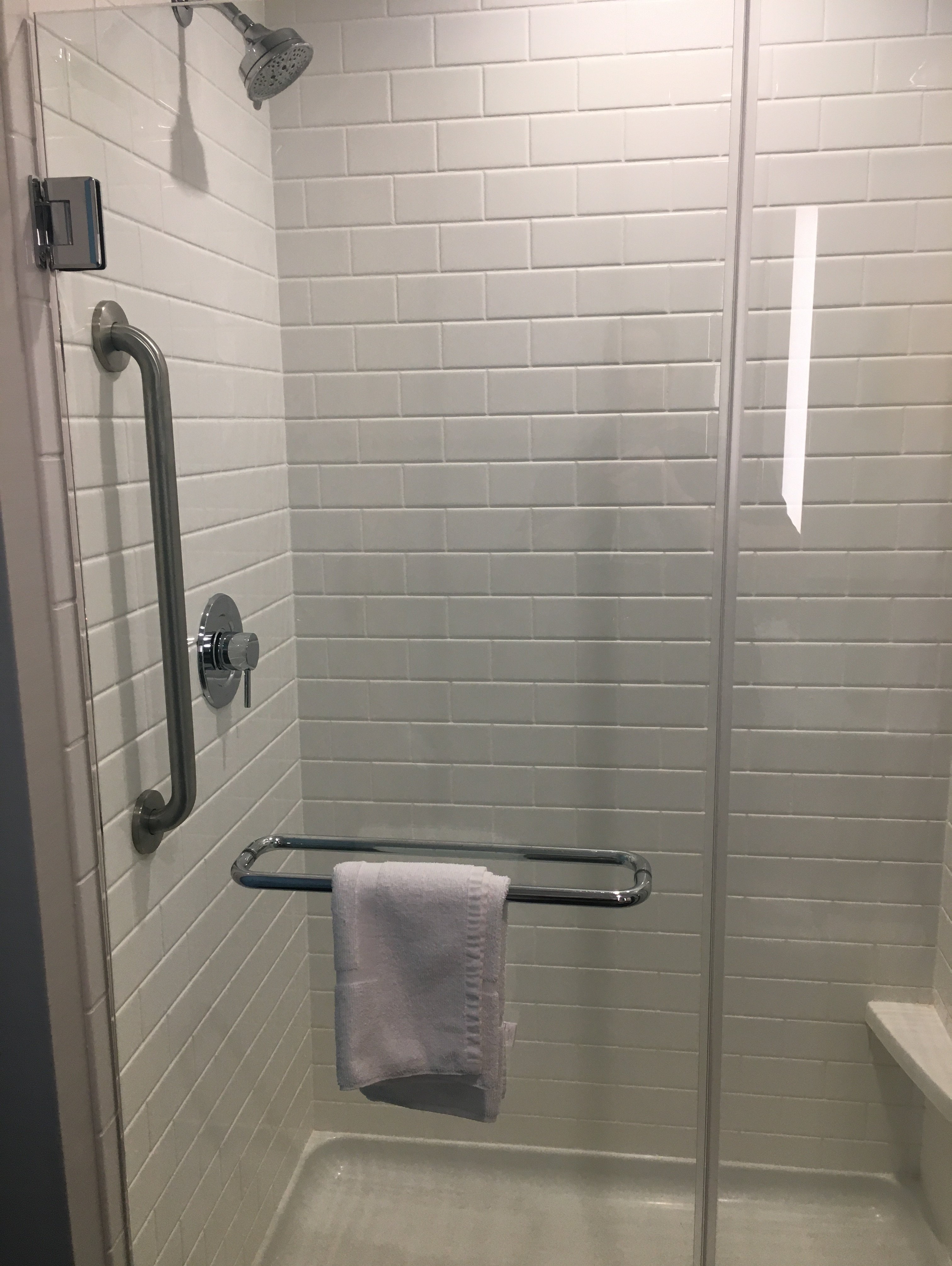 Tru by Hilton Roanoke Hollins-浴室