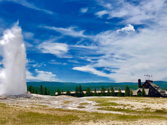 Yellowstone Adventure Tours-西黄石镇必去景点