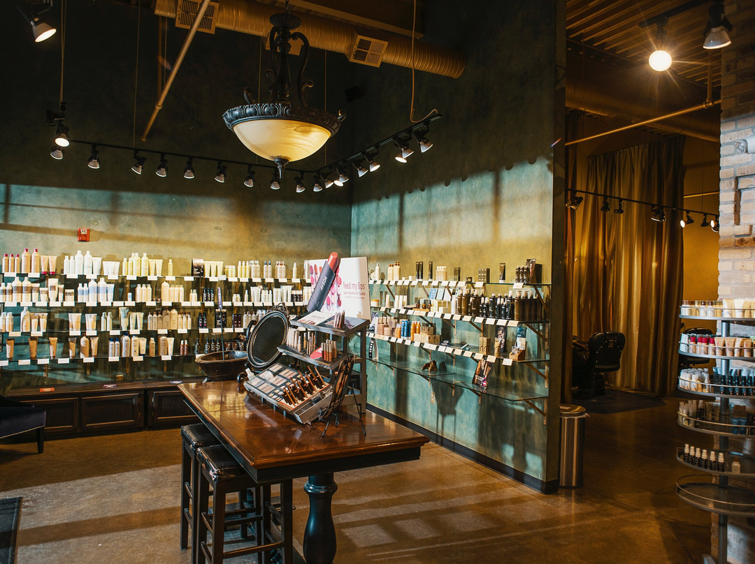 Lada Salon & Spa-劳伦斯必去景点