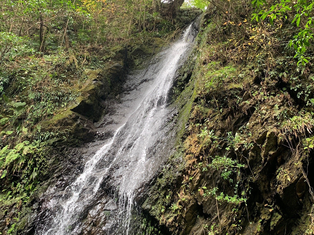 Sembiro Waterfall景点图片