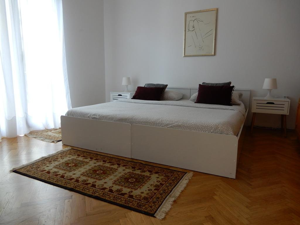 Apartments Lav主图