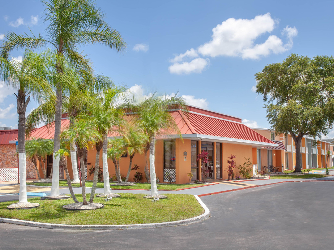 Buena Ventura Lakes酒店住宿-Stayable Suites Kissimmee East