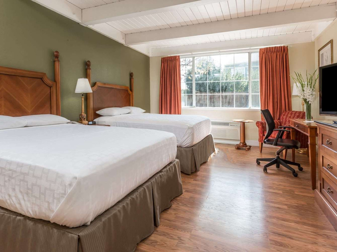 戴维斯戴斯酒店主图