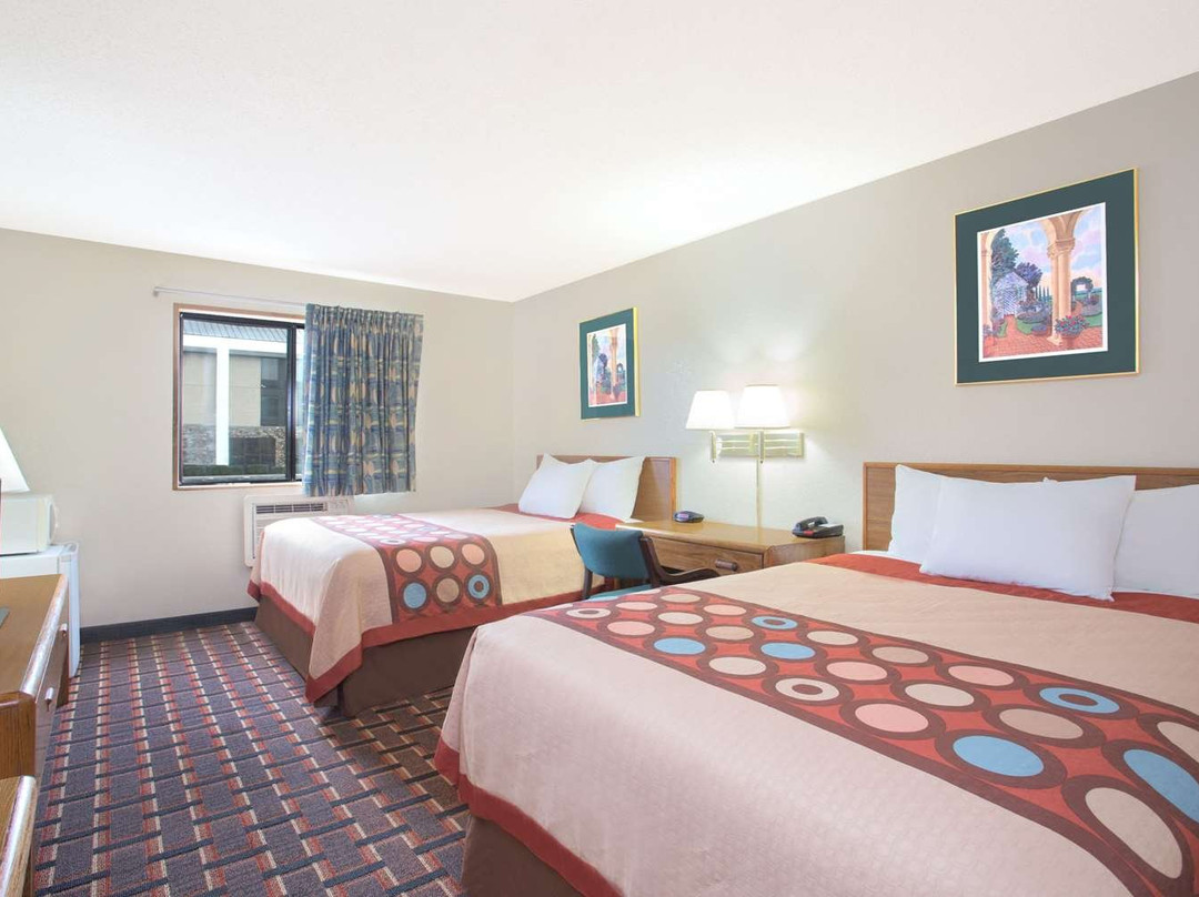 Super 8 by Wyndham Douglas主图