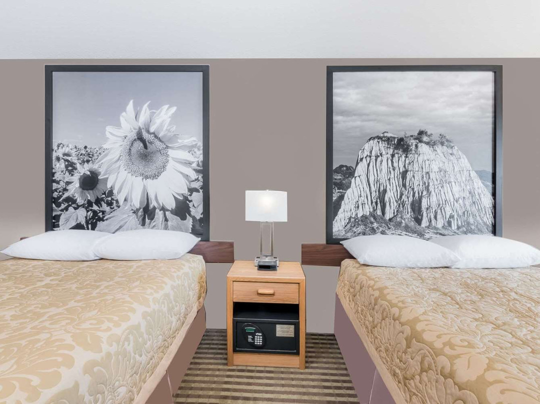 Super 8 by Wyndham Bowman主图