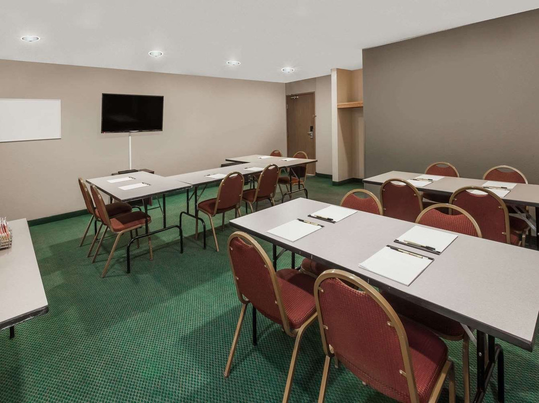 Super 8 by Wyndham Ionia MI主图