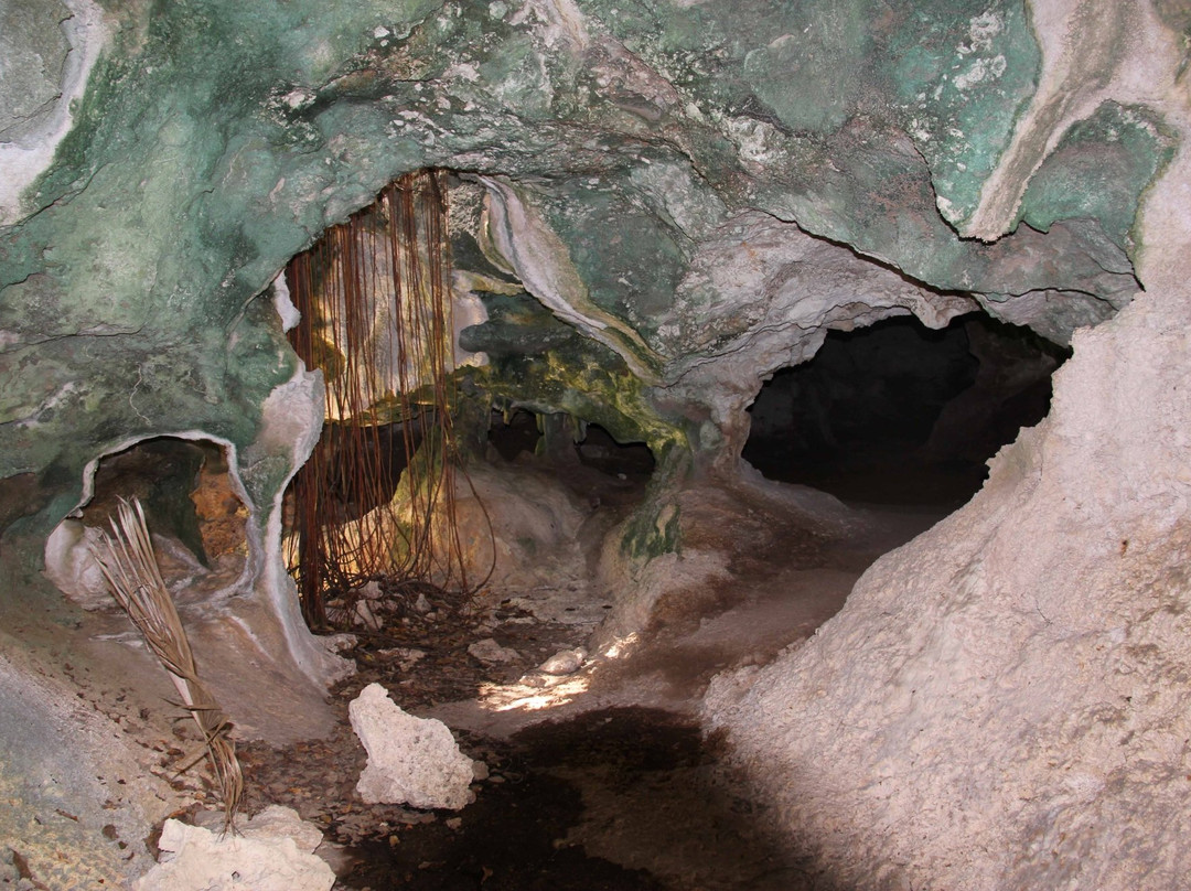 The Bat's Cave-Cayman Brac必去景点