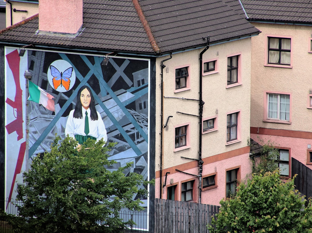 Republican Murals: Girl In School Uniform景点图片